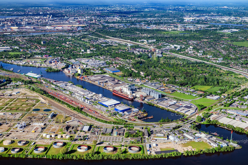 Hamburg_Wilhelmsburg_Hohe_Schaar_ELS_9766070524 | HAMBURG 07.05.2024 Hafenanlagen und Gewerbegebiet mit Schienen- und Gleisstrecken auf den Abstellgleisen und Rangierstrecken des Rangierbahnhofes und Güterbahnhof " Hohe Schaar " an der Straße Eversween in Hamburg wilhelmsburg, Deutschland. // Port facilities and commercial area with rail and track lines on the sidings and shunting routes of the marshalling yard and freight yard "Hohe Schaar" on Eversween Street in Hamburg Wilhelmsburg, Germany. Foto: Martin Elsen