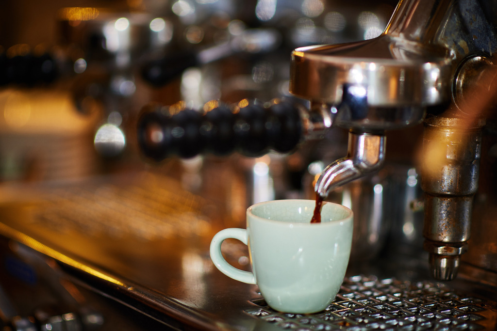 Cafe Caspar | Wien, Austria - January 14, 2019: Cafe Caspar; Detail der Kaffeemaschine Faema e61 mit Brühvorgang. - Realisiert mit Pictrs.com