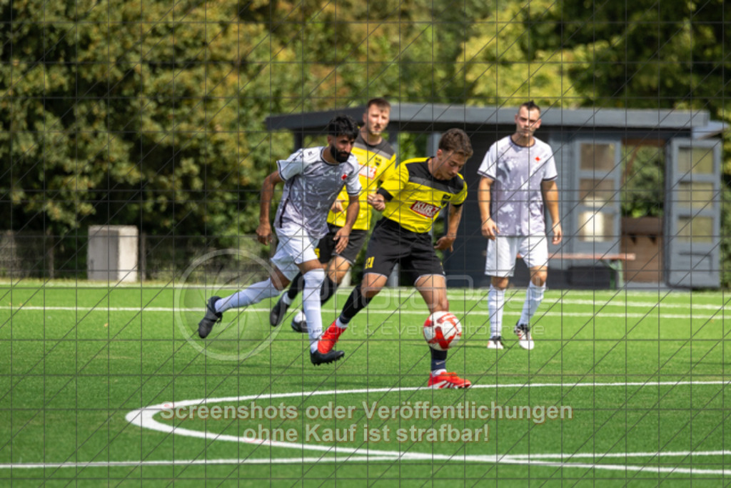 20250824_132634_0383 | #,1.FC Heiningen II (gelb) vs. 1.Göppinger SV III (weiß), Fußball, Kreisliga B7 - Bezirk Neckar/Fils, 01. Spieltag, Saison 2025/2026, Kunstrasenplatz Sportzentrum Heiningen, Krautgarten 1, 73092 Heiningen, 24.08.2025 - 13:00 Uhr,Foto: PhotoPeet-Sportfotografie/Peter Harich