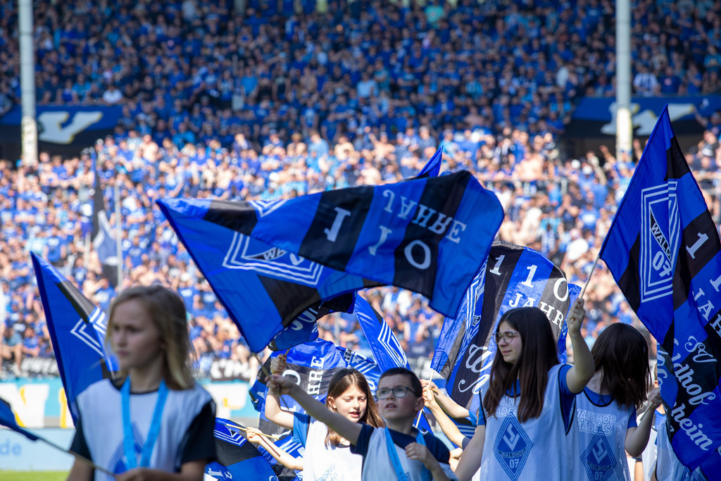 11.05.2024, Fußball 3. Liga, Saison 2023/24, 37. Spieltag: Waldhof Mannheim gegen SV Sandhausen (4:2). Gute Stimmung schon vor dem Spiel: Einlaufkinder schwenken die Fahnen des Vereins und 18.379 Zuschauer bildeten einen passenden Rahmen für dieses w | 11.05.2024, Fußball 3. Liga, Saison 2023/24, 37. Spieltag: Waldhof Mannheim gegen SV Sandhausen (4:2). Gute Stimmung schon vor dem Spiel: Einlaufkinder schwenken die Fahnen des Vereins und 18.379 Zuschauer bildeten einen passenden Rahmen für dieses wichtige Spiel - Realisiert mit Pictrs.com