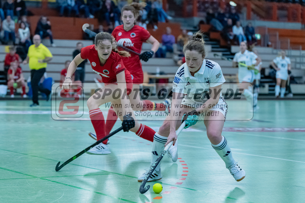 HK_20231217_107690 | 1. Bundesliga Damen Crefelder HC - Düsseldorfer HC  am 17.12.2023 Sporthalle Glockenspitz, Krefeld , Maike Schaunig ( Düsseldorfer HC #21 )