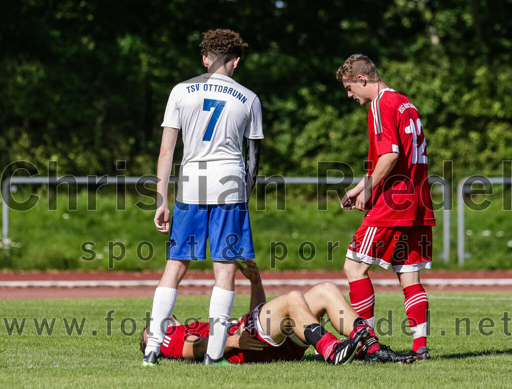 2023-08-19_070_SG_Markt_Schwaben_II_gegen_TSV_Ottobrunn_III | Markt Schwaben, Deutschland, 19.08.2023:
Fußball, C-Klasse 2023 / 2024, 1. Spieltag, (SG) Markt Schwaben II gegen TSV Ottobrunn III, Endergebnis: 0:4

Denis Alves Pilorz (TSV Ottobrunn, #7), Johannes Schwab (SG Markt Schwaben, #12), Anton Böhm (SG Markt Schwaben, #10)

Foto: Christian Riedel / fotografie-riedel.net