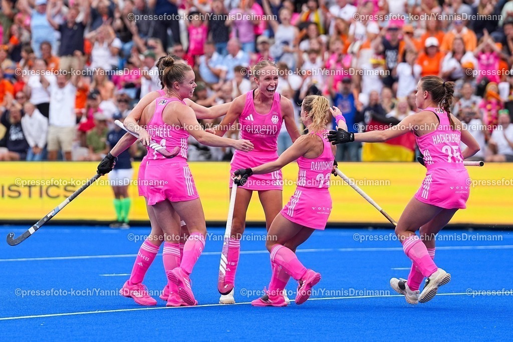xydrx17082503042 | 17.08.2025, xydrx, Frauen EuroHockey Championship 2025, Finale, Niederlande - Deutschland, Sparkassenpark Mönchengladbach: Torjubel nach dem Tor zum 1:2 für die Deutsche Nationalmannschaft durch Torschütze Lisa Nolte (GER #10) zusammen mit Lena Micheel (GER #11) Emma Davidsmeyer (GER #23) und Johanna Hachenberg (GER #25)