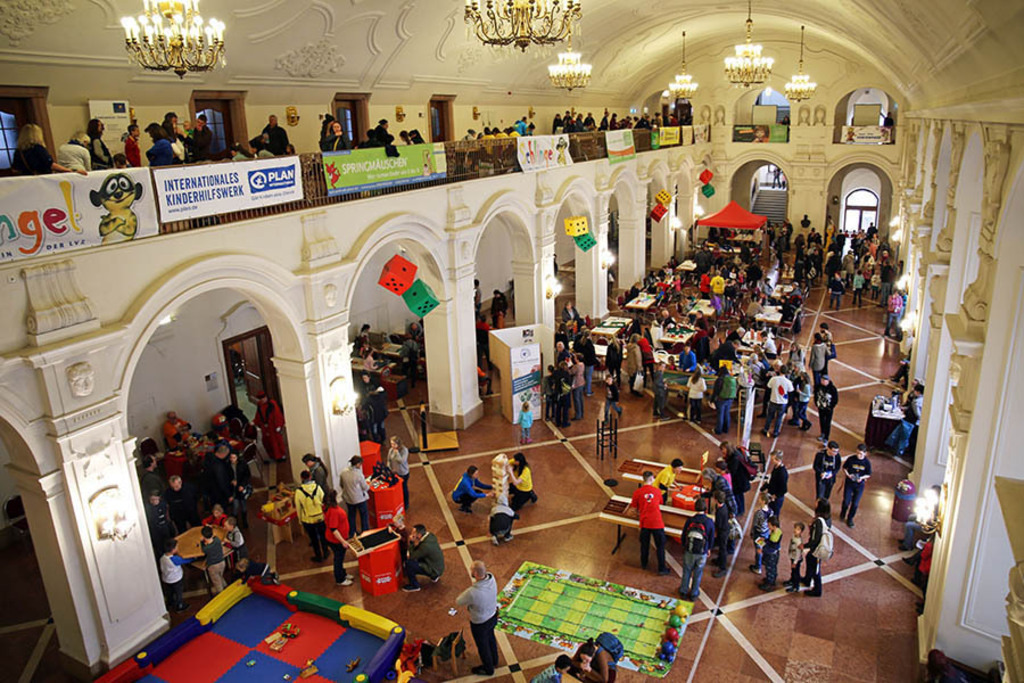 Bildlexikon Leipzig - Neues Rathaus - FamilienSpieleFest in der Oberen Wandelhalle | Das Team hinter BILDLEXIKON LEIPZIG bündelt historische wie aktuelle Informationen über die Stadt Leipzig in Text und Bild auf einer Plattform und stellt diese der interessierten Öffentlichkeit zur Verfügung.