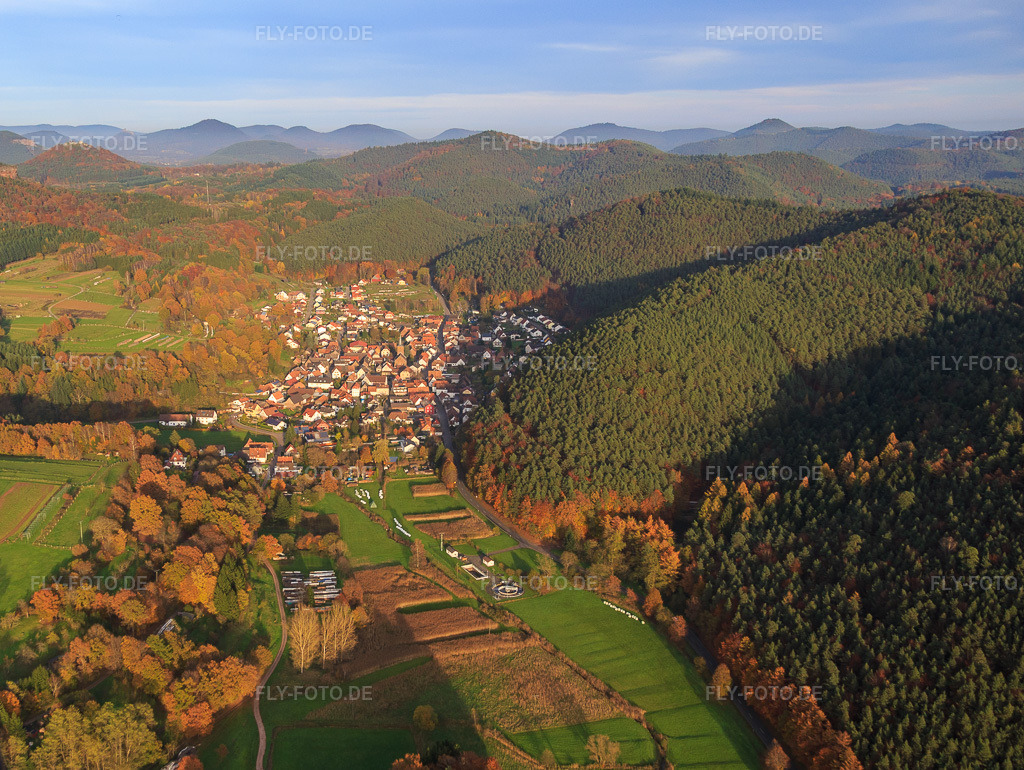 Luftbild: Dorfansicht im herbstlichen Pfälzerwald von Westen in Vorderweidenthal im Bundesland Rheinland-Pfalz in Deutschland. Foto: IMG_076380.jpg vom 09.11.2014 durch Werner Riehm/FLY-FOTO.de