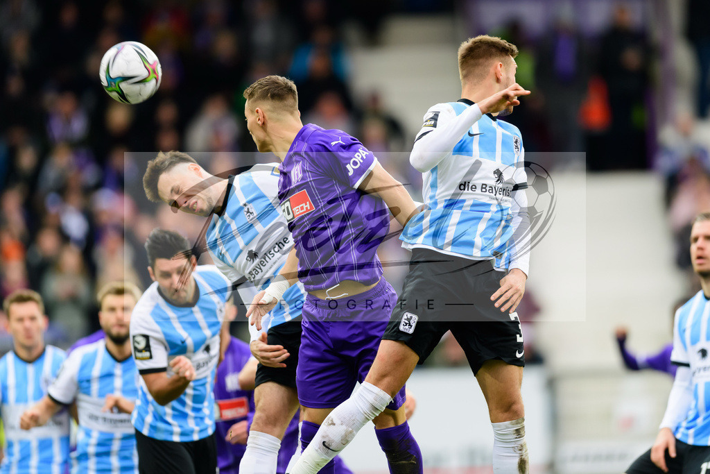OSNTSV20211106_089 | Fussball, Herren: Marcel Baer (TSV 1860 Muenchen), Sven Koehler (VfL Osnabrueck) und Niklas Lang (TSV 1860 Muenchen) im Zweikampf bei dem Spiel der 3. Liga zwischen VfL Osnabrueck und TSV 1860 Muenchen im Stadion an der Bremer Bruecke am 06.11.2021 in Osnanbrueck, Deutschland.DFB / DFL REGULATIONS PROHIBIT ANY USE OF PHOTOGRAPHS AS IMAGE SEQUENCES AND/OR QUASI-VIDEO. - Realisiert mit Pictrs.com