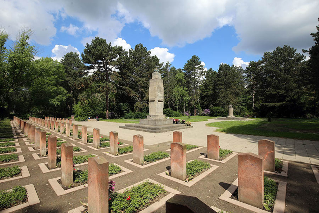 Ostfriedhof - Sowjetischer Ehrenhain | Entdecke über 20 Kategorien Leipzig-Motive: Foto-Downloads, hochwertige Poster, Leinwand- & Fine-Art-Prints. Jetzt Lieblingsfoto im Bildlexikon Leipzig Shop bestellen!