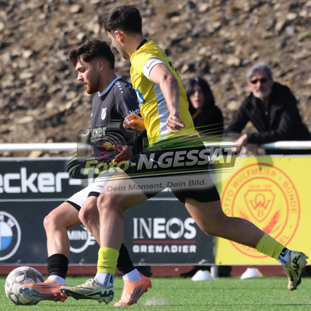 SV Rödinghausen II, FC Kaunitz | Auf dem Bild zu sehen: schwarz SV Rödinghausen II: Noah-Henry Köse ; gelb FC Kaunitz: Dennis MartensSV Rödinghausen II, FC Kaunitz, Saison 25/26, Westfalenliga, Deutschland - Realisiert mit Pictrs.com
