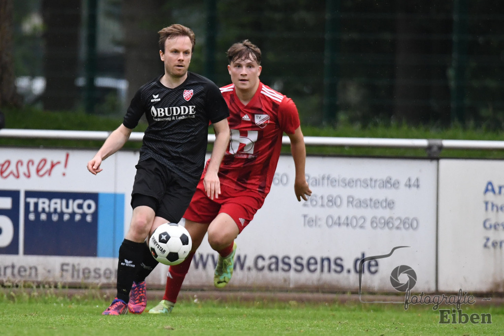 SVE Wiefelstede-TV Metjendorf | Herren Kreisliga; SVE Wiefelstede (schwarz)-TV Metjendorf (rot) am 31.05.2024; in Wiefelstede (Am Breeden), Photo: Philip Eiben 2024 - Realisiert mit Pictrs.com
