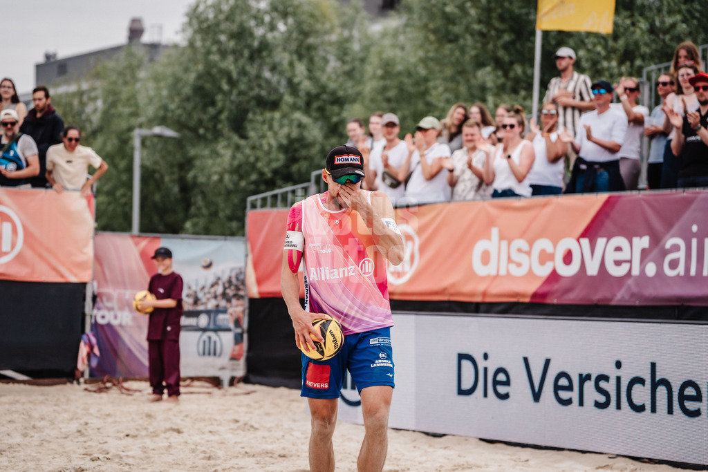 Beachvolleyball | Männer | Allianz German Beach Tour 2025 | Tourstop Bremen | 15.06.2025 | Bennet Poniewaz den Tränen nahe bei seinem letzten Spiel