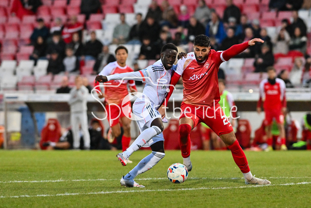 FC Würzburger Kickers - FC Bayern Amateure | WÜRZBURG, DEUTSCHLAND - 10. APRIL: im Duell Bajung DARBOE (FC Bayern München II 7) und Ebrahim FARAHNAK (Würzburger Kickers 28) während dem Match zwischen dem FC Würzburger Kickers und den Amateuren des FC Bayern München am 28. Spieltag der Regionalliga Bayern in der AKON Arena