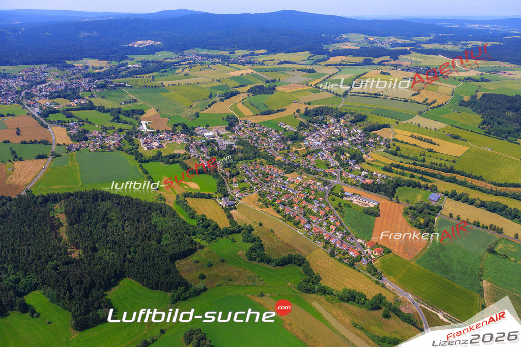 Die Luftaufnahme Schoenbrunn - Wunsiedel wurde vom UL-Flugzeug (keine Drohne) aus fotografiert.Hohe Druck- Auflösung-die Geschenkidee!