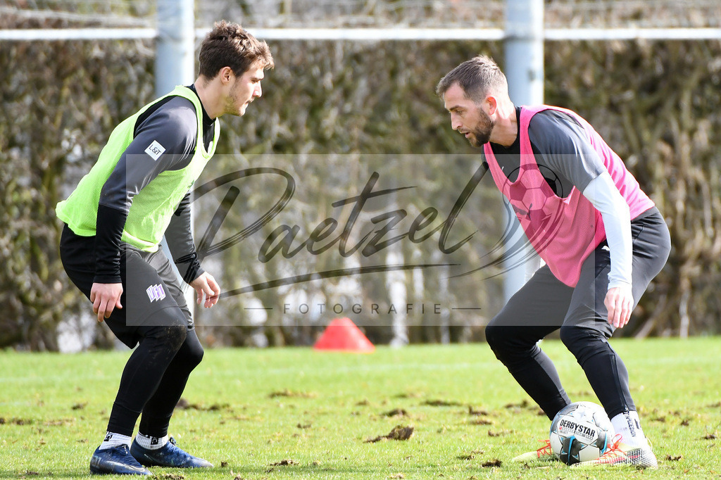 20200229_TRAOSN_0054 | Fussball, Herren: Benjamin Girth (VfL Osnabrueck) und Marc Heider (VfL Osnabrueck) im Zweikampf waehrend der Trainingseinheit des VfL Osnabrueck im Sportpark Illoshoehe am 29.02.2020 in Osnabrueck, Deutschland. - Realisiert mit Pictrs.com