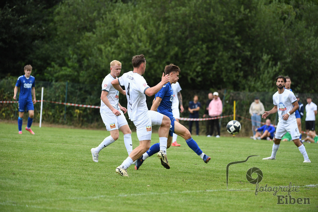 Sport-Duwe Cup | Sport-Duwe Cup Oldenburg; SSV Jeddenloh (weiß)-VFB Oldenburg (blau) am 05.07.2025 in Oldenburg (Sportanlage TuS Eversten), Photo: Philip Eiben 2025 - Realisiert mit Pictrs.com