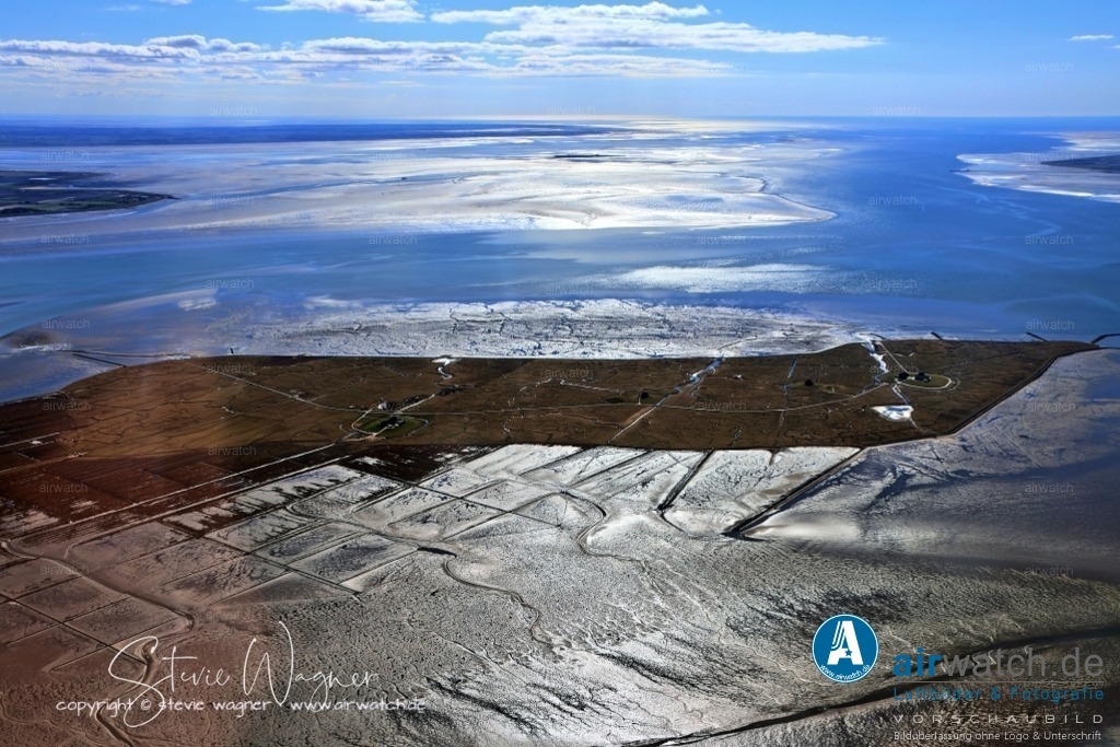 Luftbild Nordstrandischmoor, Lüttmoor, Bio­sphä­ren­re­ser­vat | Die Hallig hat eine Fläche von 1,9 km² und ist die jüngste Hallig in Nordfriesland. Im Dezember 2010 lebten dort 18 Menschen, was einem Bevölkerungsanteil von 9,5 Einwohnern pro Quadratkilometer entspricht.