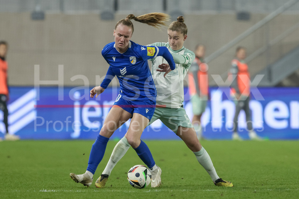 Fussball, Google Pixel Frauen-Bundesliga, FC Carl Zeiss Jena - SV Werder Bremen | v.li.: Luca Birkholz (FC Carl Zeiss Jena, 20) und Michelle Ulbrich (SV Werder Bremen, 5) im Zweikampf, Duell, Dynamik, Aktion, Action, Spielszene, DIE DFB-RICHTLINIEN UNTERSAGEN JEGLICHE NUTZUNG VON FOTOS ALS SEQUENZBILDER UND/ODER VIDEOÄHNLICHE FOTOSTRECKEN. DFB REGULATIONS PROHIBIT ANY USE OF PHOTOGRAPHS AS IMAGE SEQUENCES AND/OR QUASI-VIDEO.