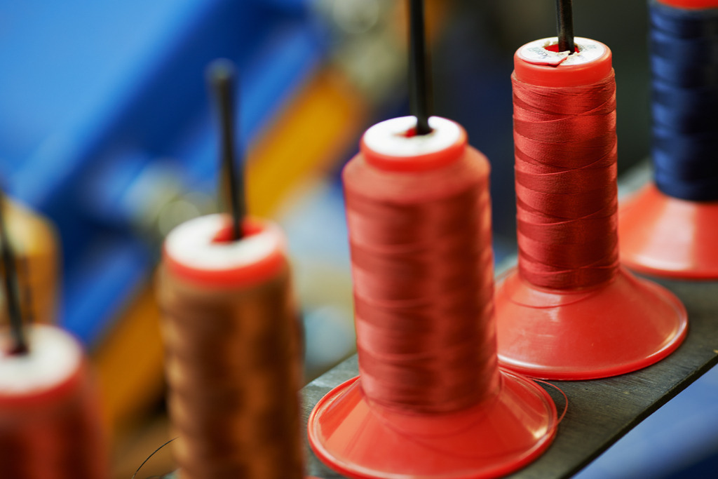 verschiedenfarbige Fadenspule | Schrems, Austria - April 13, 2013: verschiedenfarbige Fadenspule. - Realisiert mit Pictrs.com