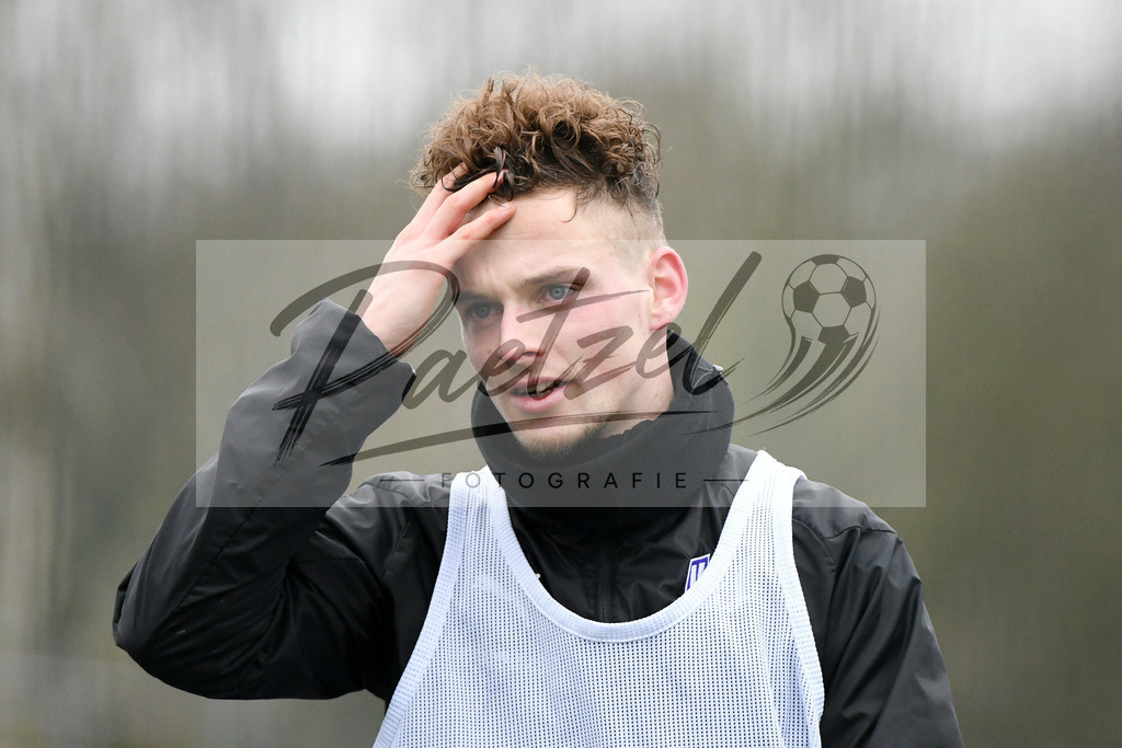 20200226_TRAOSN_0095 | Fussball, Herren: Moritz Heyer (VfL Osnabrueck) schaut waehrend der Trainingseinheit des VfL Osnabrueck im Sportpark Illoshoehe am 26.02.2020 in Osnabrueck, Deutschland. - Realisiert mit Pictrs.com