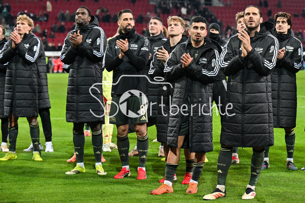 FC Augsburg - 1. FC Union Berlin | AUGSBURG, GERMANY - 15. JANUARY: die Spieler der Gäste bedanken sich bei den mitgereisten Berlinern nach dem Bundesligamatch zwischen dem FC Augsburg und dem 1. FC Union Berlin am 17. Spieltag in der WWK-Arena / DFL REGULATIONS PROHIBIT ANY USE OF PHOTOGRAPHS AS IMAGE SEQUENCES AND/OR QUASI-VIDEO / Marin LJUBICIC (Union Berlin 27), Rani KHEDIRA (Union Berlin 8), Livan BURCU (Union Berlin 9), Christopher TRIMMEL (1. FC Union Berlin 28)