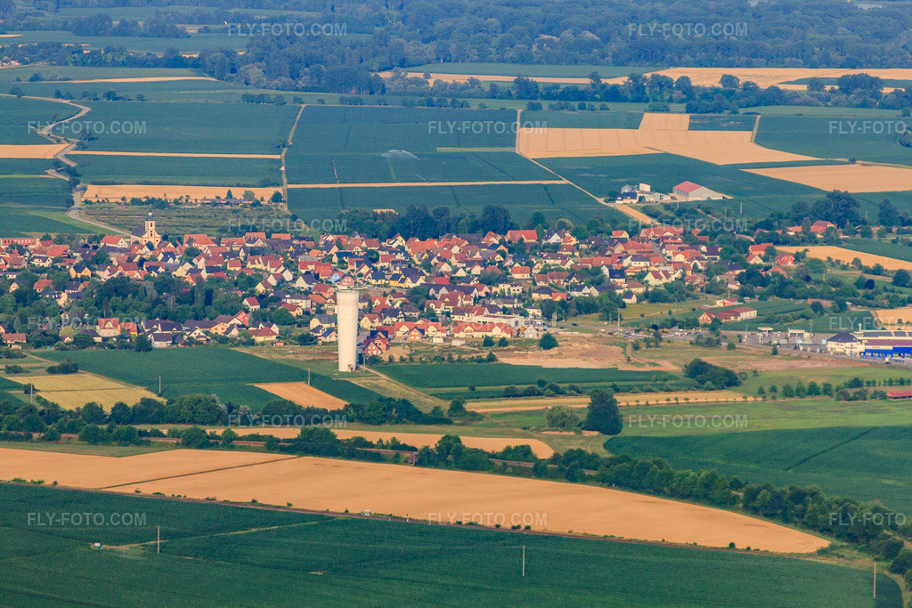 Aerial view: View of the town from the west in Rœschwoog in the state Bas-Rhin, France. – Photo: IMG_30571.jpg taken on 07/09/2010 by Werner Riehm/FLY-FOTO.com – Resolution of the original: 4752 x 3168 px