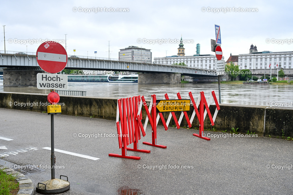 Linz_ Urfahr_ Hochwasserschutz_ 02.06.2024-14 | 02.06.2024, Linz, AUT, Urfahr, Hochwasser, im Bild Vorbereitung Hochwasserschutz Donaulaende Linz Urfahr, Sperre Durchfahrt Neues Rathaus