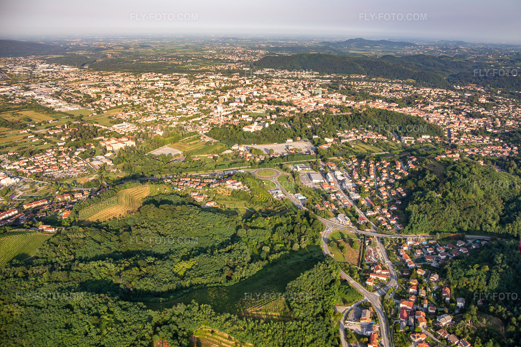 Aerial view: View of the town in the district Rosenthal in Nova Gorica in the state Slovenia, Slovenia. – Photo: IMG_137626.jpg taken on 07/16/2023 by Werner Riehm/FLY-FOTO.com – Resolution of the original: 5064 x 3376 px