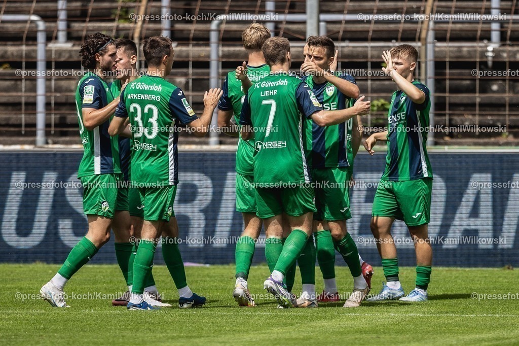 xkwi02082501063 | 02.08.2025, xkwix, Fußball, Regionalliga West, FC Gütersloh - 1. FC Bocholt, Ohlendorf Stadion im Heidewald: Torjubel der Mannschaft nach dem Tor zum 5:3 durch Patrik Twardzik ( FC Gütersloh #18 ) 