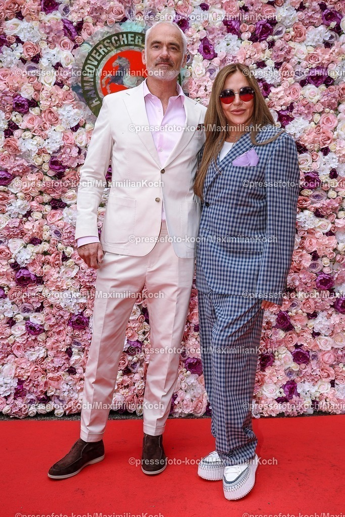 HanPromi24082500008 | 2025.08.24, Promis beim Audi-Ascot-Renntag auf der Galopprennbahn Neue Bult in Hannover. Die Gäste genießen die elegante Atmosphäre beim Pferderennen. Simone Thomalla (Schauspielerin) zusammen mit  Partner Rene Merten (links)