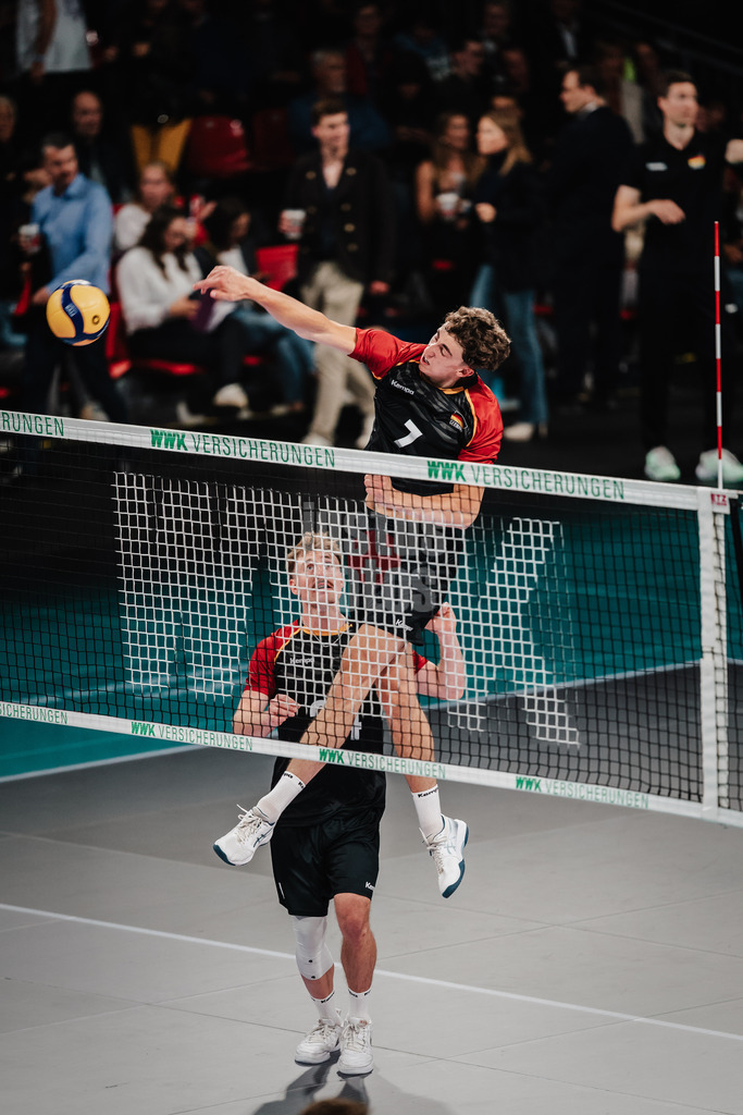 Volleyball | Männer | Testspiel | Deutschland vs. Italien | 26.05.2025 | Joscha Kunstmann (#7, Deutschland) beim Aufwärmen