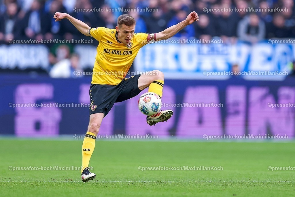 S0407022601042 | 07.02.2026, Fußball, FC Schalke 04 - SG Dynamo Dresden, 21. Spieltag, 2. Fußball Bundesliga, Veltins-Arena Gelsenkirchen, Saison 2025 2026: Niklas Hauptmann (Dynamo Dresden #27) bei der Ballannahme DFB regulations prohibit any use of photographs as image sequences and or quasi-video.