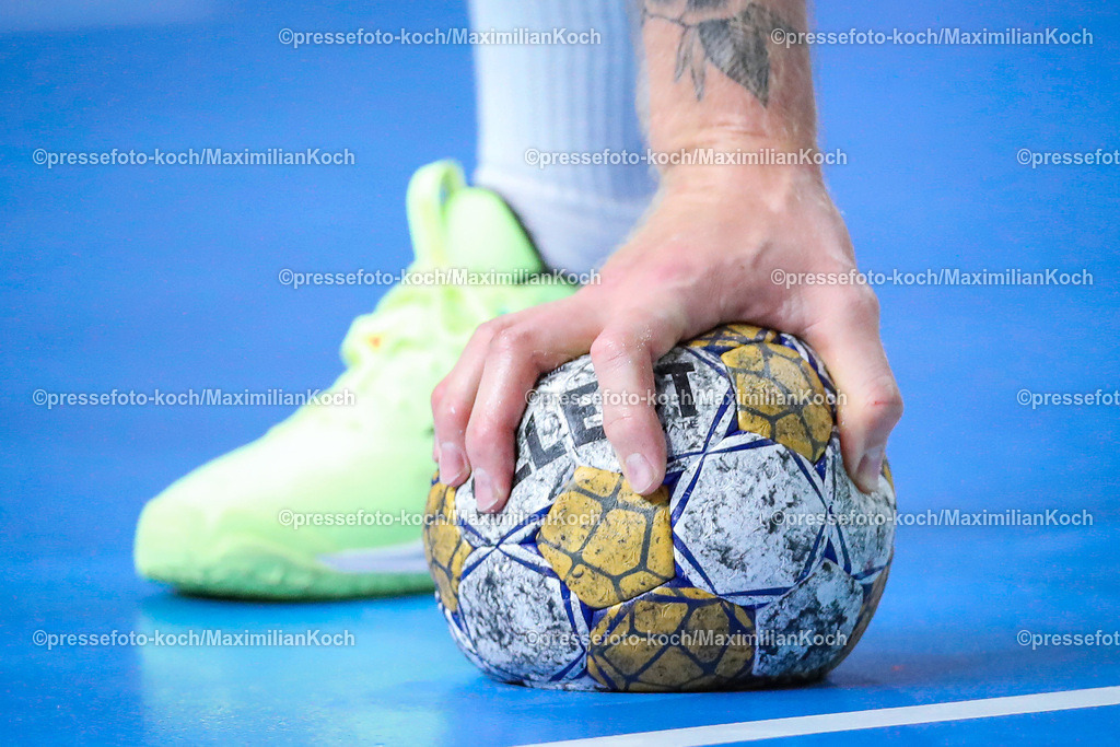 KoeEHF08062401114 | 08.06.2024, Köln, Handball, TruckScout24 EHF FINAL4, Machineseeker Champions League Men, Lanxess-Arena, Halbfinale, SC Magdeburg - Aalborg Handbold: Detail Feature Hand und Unterarm mit Tattoo von Rene Antonsen (Aalborg Handbold). Offizieller Spielball wird auf den Boden gedrückt. Nahaufnahme Symbolfoto Harz Select
