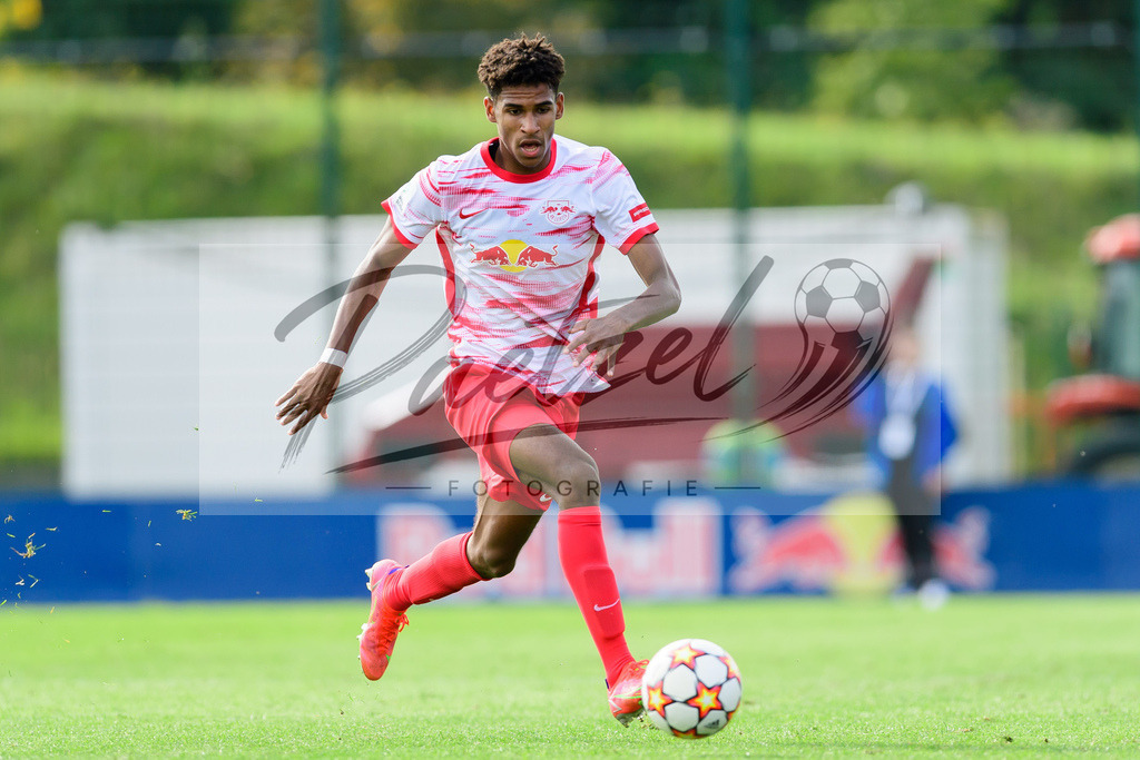 YLLEBR20210928_026 | Fussball, A-Junioren: Sanoussy Ba (RB Leipzig) in Aktion, am Ball, Einzelaktion beim Spiel der UEFA Youth League zwischen RB Leipzig und FC Bruegge im Stadion am Cottaweg am 28.09.2021 in Leipzig, Deutschland. - Realisiert mit Pictrs.com