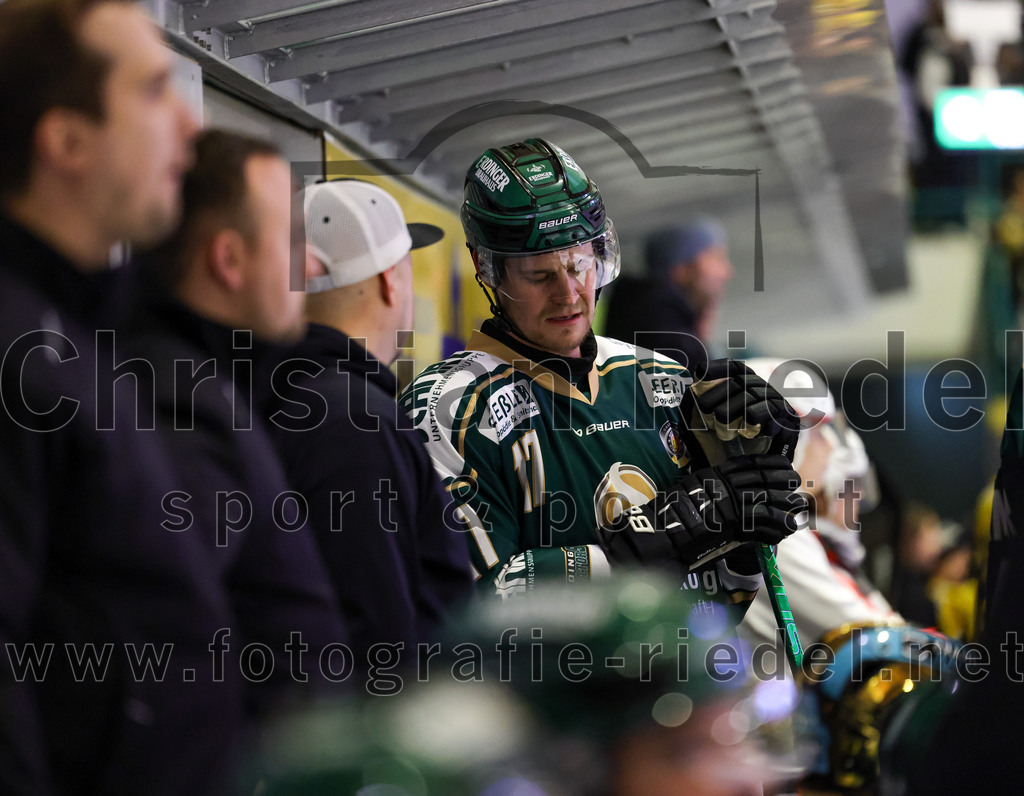 2025-12-19_086_TSV_Erding_gegen_Toelzer_Loewen | Erding, Deutschland, 19.12.2025:Eishockey, Oberliga Süd 2025 / 2026, 27. Spieltag, TSV Erding gegen Tölzer Löwen, Endergebnis: 2:5Elia Ostwald (Erding Gladiators, #17)Foto: Christian Riedel / fotografie-riedel.net