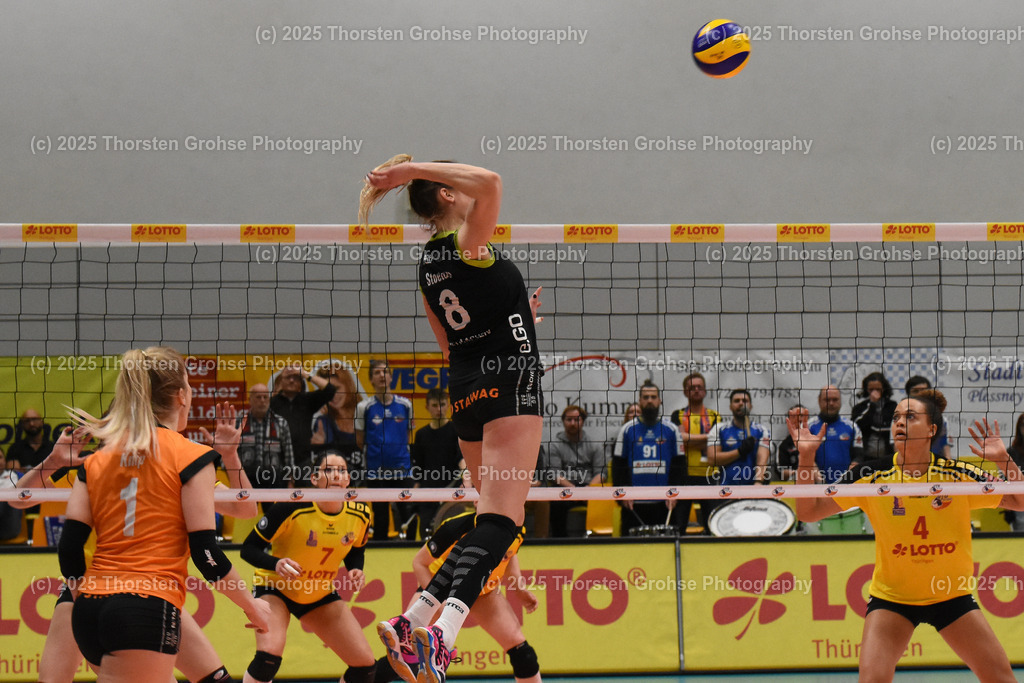 VBL VFB SUHL vs. LADIES IN BLACK AACHEN | Ladys in Black am Ball; VBL VFB SUHL vs. LADIES IN BLACK AACHEN, Volleyball-Bundesliga Frauen am 03.02.2018 in der Multihalle in Meiningen, (Deutschland) - Realisiert mit Pictrs.com