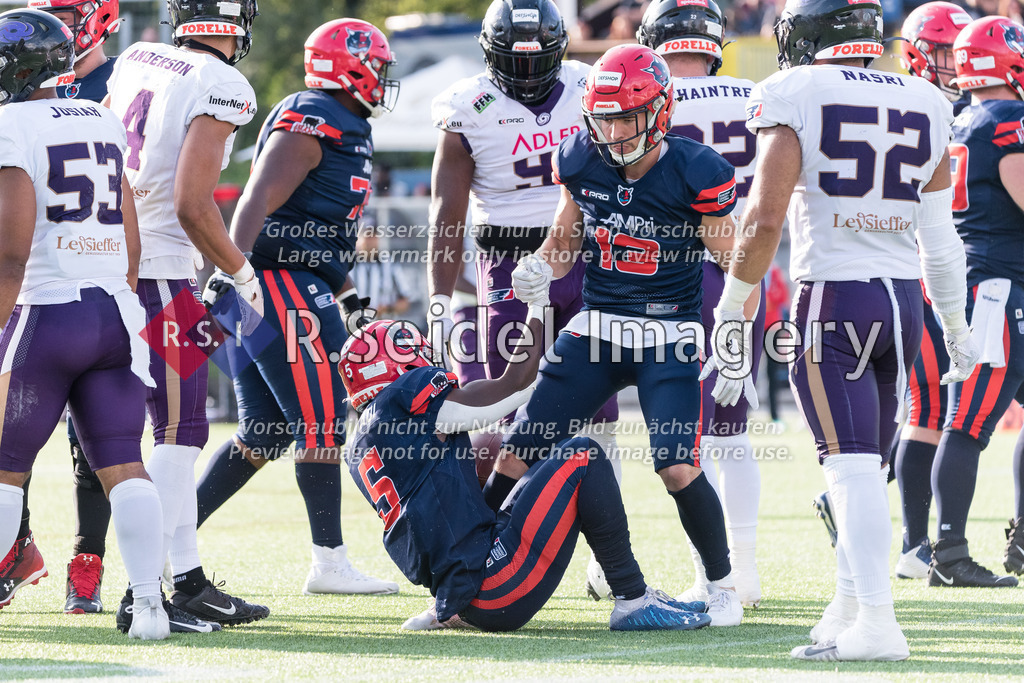 RS-1-003517 | Tim Albrecht (#13, Sea Devils, WR/P, GER) hilft Simon Ajuwon Homadi (#5, Sea Devils, RB, GER) auf.