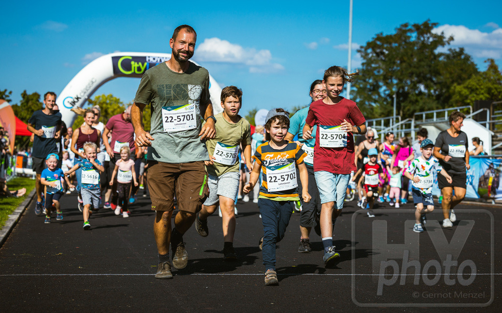 16. Hoywoj-CityLauf im Sportforum Hoyerswerda - 16.09.2023 | 555m Wohnungsgesellschaft-Familien-Flitzer-Lauf - Realisiert mit Pictrs.com