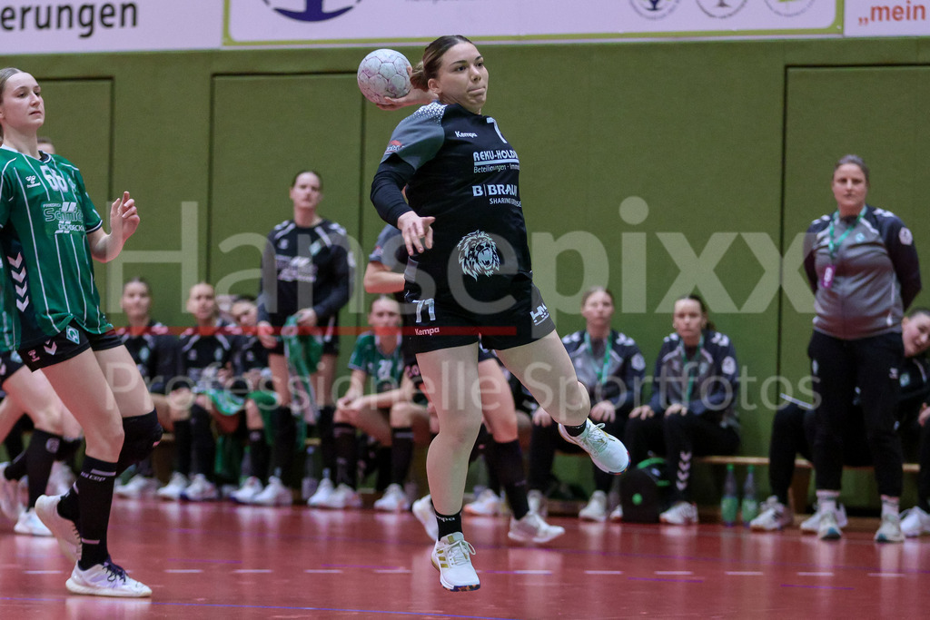 Handball, 2. Bundesliga Frauen, SV Werder Bremen - SG 09 Kirchhof | Gabriela-Alexandra Vrabie (SG 09 Kirchhof, 71) beim Wurf, am Ball, Spielszene, Aktion, Action