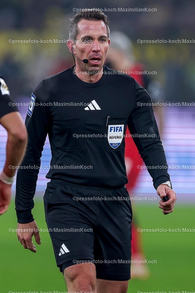 BVB10012502323 | 10.01.2025, Fußball, Borussia Dortmund - Bayer 04 Leverkusen, 1. Fußball Bundesliga, 16. Spieltag, Signal Iduna Park, Saison 2024 2025: Schiedsrichter Tobias StielerDFB regulations prohibit any use of photographs as image sequences and or quasi-video.