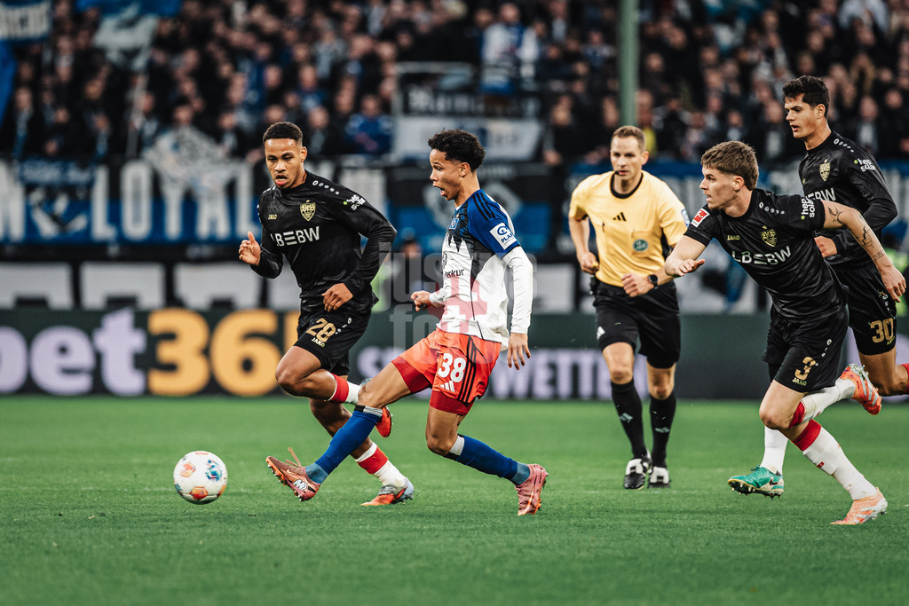 Fußball | Männer | Saison 2025/2026 | 1. Fußball-Bundesliga | 12. Spieltag | Hamburger SV vs. VfB Stuttgart | 30.11.2025 | Alexander Rössing-Lelesiit (#38, HSV) spielt eine Torvorlage auf Glatzel