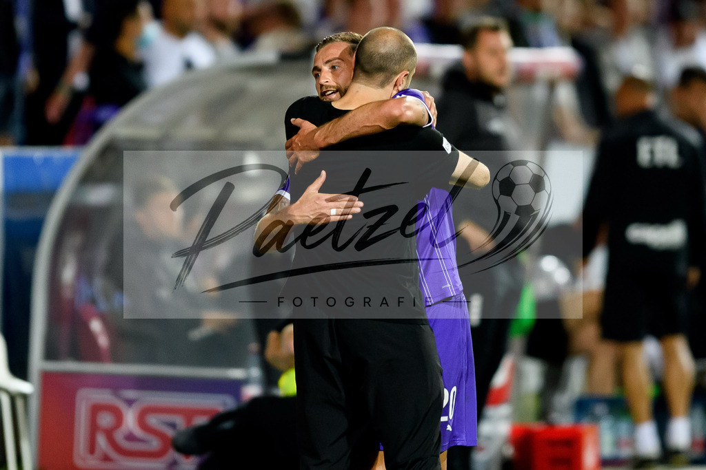 OSNVKO2021090620210906_211 | Fussball, Herren: Marc Heider (VfL Osnabrueck) und Trainer Daniel Scherning (VfL Osnabrueck) umarmen sich beim Spiel der 3. Liga zwischen VfL Osnabrueck und FC Viktoria Koeln im Stadion an der Bremer Bruecke am 06.09.2021 in Osnabrueck, Deutschland.DFB / DFL REGULATIONS PROHIBIT ANY USE OF PHOTOGRAPHS AS IMAGE SEQUENCES AND/OR QUASI-VIDEO. - Realisiert mit Pictrs.com