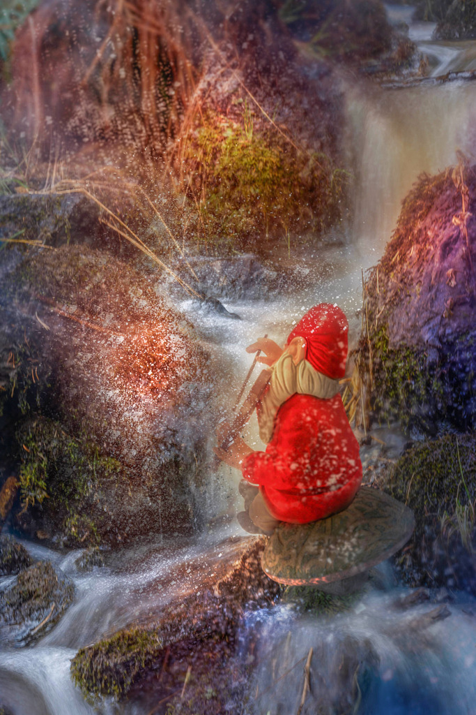 Die neue Heimat | Zwerg Robert ist mit seinen Freunden unterwegs auf der Suche nach einem neuen Zuhause. Ihre alte Heimat am Fluss ist beim letzten großen Regen überschwemmt worden. Viele Zwerge sind in den Fluten umgekommen oder unter den eingestürzten Häusern begraben. Nur eine Handvoll von ihnen, darunter Robert, ist entkommen. Seit vielen Tagen gehen sie nun schon durch Wälder, stei-gen über Berge und wandern durch Täler. Nirgends finden sie einen geeigneten Ort.Am Wasser könnte sie wieder eine Flut treffen. Auf einem Berg würde der Sturm sie wegfegen. Im Wald wäre es der Wind, der die Bäume knickt. Sie sehen viele schöne Plätze, doch keiner scheint ihnen sicher genug zu sein. - Realisiert mit Pictrs.com