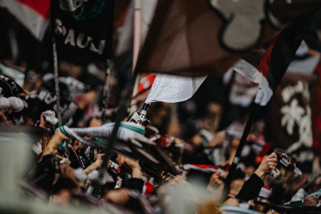 _STP1270 | Der offizielle Shop für FC St. Pauli Fotos. Wähle aus Spielszenen & Fanmomenten dein FCSP Wunschformat. Wir liefern Millerntor-Atmosphäre.