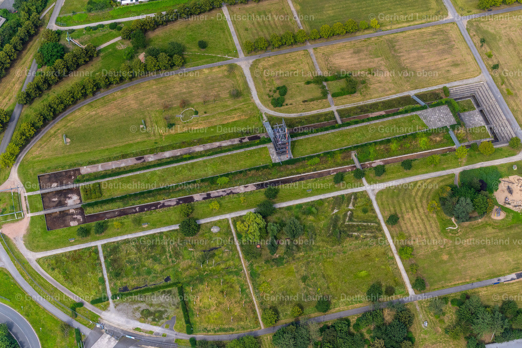 4050172 | OBERHAUSEN 25.08.2021 Parkanlage OLGA-Park auf dem Gelände der ehemaligen Zeche " Osterfeld " in Oberhausen im Bundesland Nordrhein-Westfalen, Deutschland. // Park OLGA-Park on the site of the former coal mine "Osterfeld" in Oberhausen in the state of North Rhine-Westphalia, Germany. Foto: Gerhard Launer