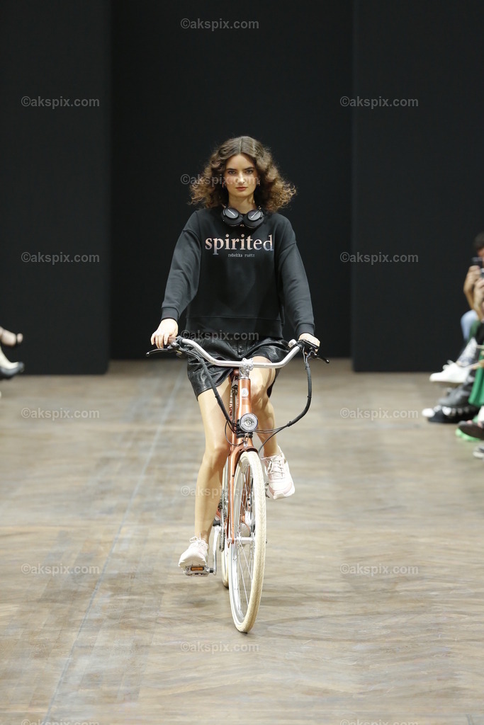 _76A4105 | Die Bildagentur Akspix ist eine Online-Bildagentur und bietet professionelles und kreatives Bildmaterial Royalty free und Rights Managed. Bildarchiv Akspix bietet eine große Auswahl an kreativen und klassischen Motiven.Frankfurt Fotograf, Fotoshooting