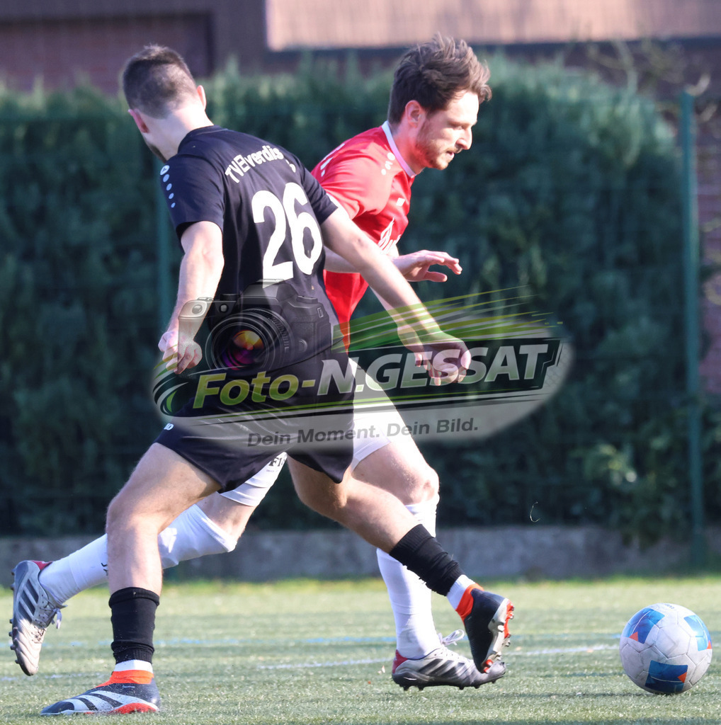Bünder SV - TV Elverdissen | Auf dem Bild zu sehen: rot Bünder SV: Denis Müller ; schwarz TV Elverdissen: Raphael Meier Bünder SV, TV Elverdissen, Saison 25/26, Kreisliga A, Deutschland - Realisiert mit Pictrs.com