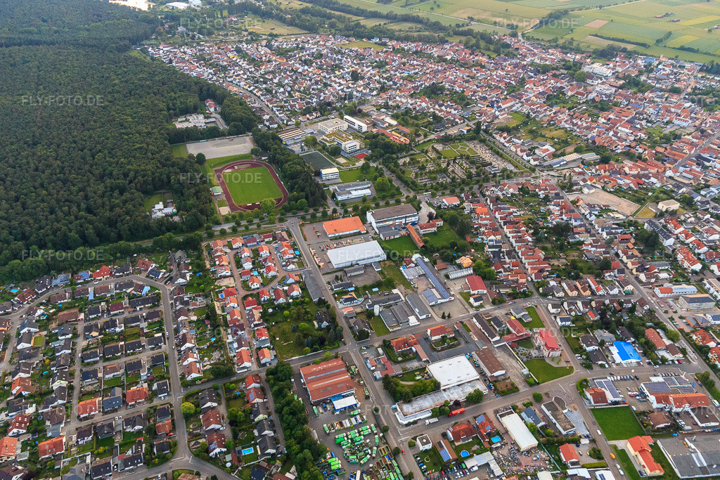 Luftbild: Stadtansicht von Osten in Rülzheim im Bundesland Rheinland-Pfalz in Deutschland. Foto: IMG_107510.jpg vom 25.05.2018 durch Werner Riehm/FLY-FOTO.de