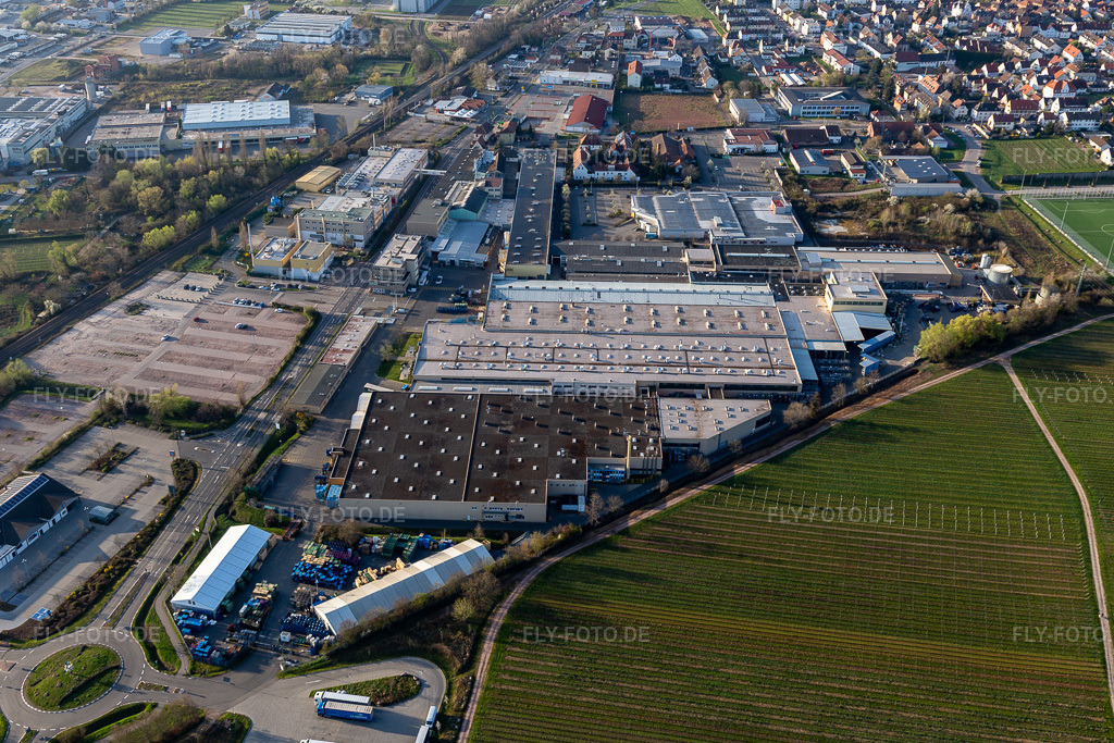 Luftbild: Werksgelände Tenneco Automotive Deutschland GmbH in Edenkoben im Bundesland Rheinland-Pfalz in Deutschland. Foto: IMG_126350.jpg vom 04.04.2021 durch Werner Riehm/FLY-FOTO.de