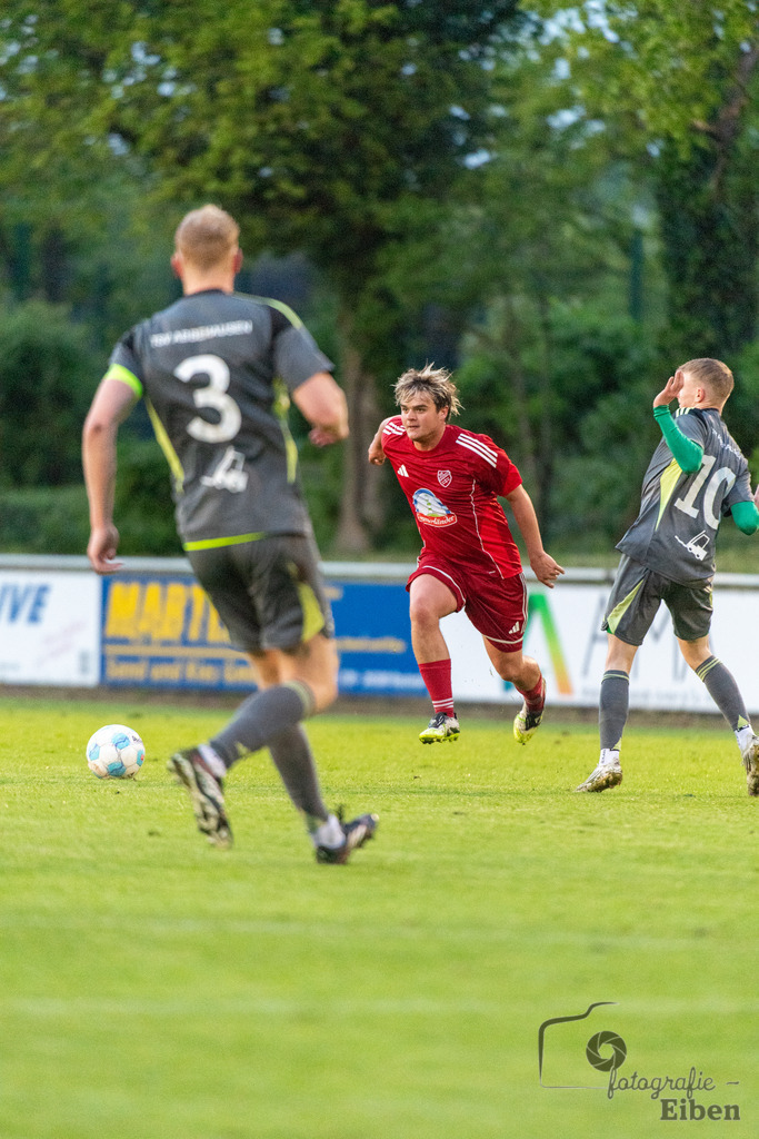 SV Eintracht Wiefelstede-TSV Abbehausen | Bezirksliga Herren; SV Eintracht Wiefelstede (rot)-TSV Abbehausen (grau) am 13.05.2026 in Wiefelstede (Sportanlage), Photo: Philip Eiben 2026 - Realisiert mit Pictrs.com