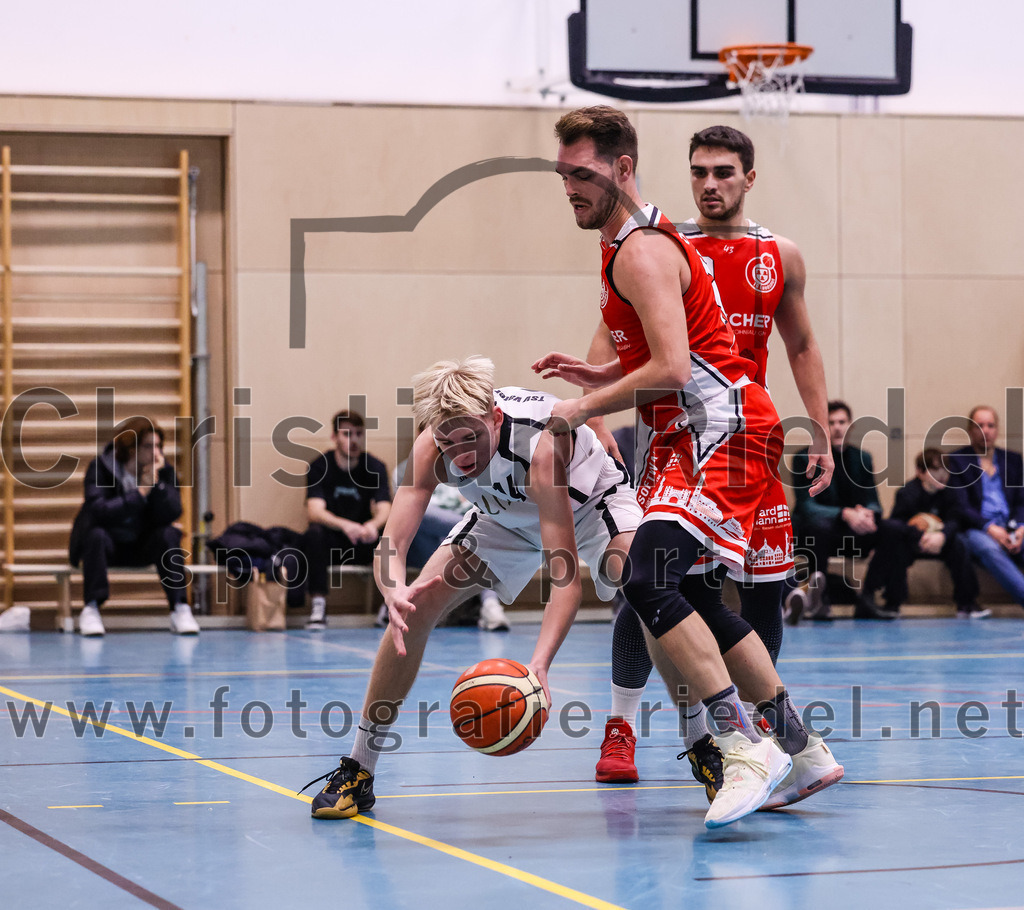 2022-12-03_092_TSV_Vaterstetten_gegen_TG_Landshut | Vaterstetten, Deutschland, 03.12.2022:
Basketball, Bayernliga Herren Südost 2022 / 2023, 7. Spieltag, TSV Vaterstetten gegen TG Landshut, Endergebnis: 71:78

D. Wolf (TSV Vaterstetten, #14),  (TG Landshut, #21)

Foto: Christian Riedel / fotografie-riedel.net
