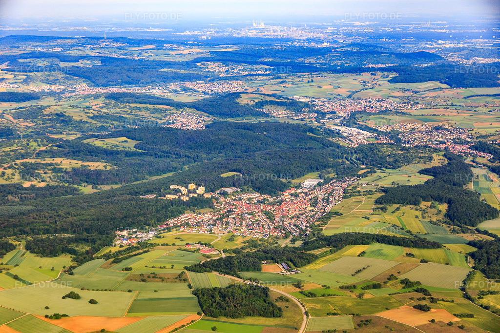 Luftbild: Ortsansicht von Osten in Eisingen im Bundesland Baden-Württemberg in Deutschland. Foto: IMG_079912.jpg vom 31.05.2015 durch Werner Riehm/FLY-FOTO.de
